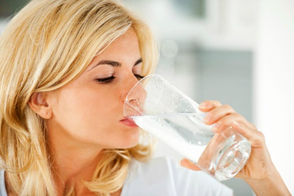 Uống nhiều nước cũng sẽ kích thích nhu động ruột, giúp thức ăn di chuyển qua hệ tiêu hóa.